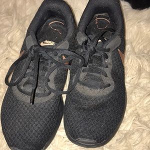 black nike running sneaks!